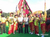 黄队球员团结合作，轻松击败对手