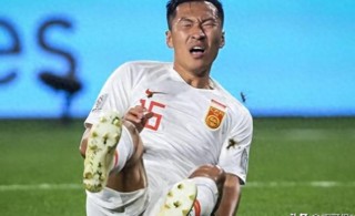 黄队球员团结合作，轻松击败对手
